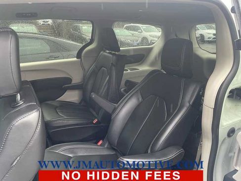 Used 2024 Chrysler Pacifica Limited FWD image 3