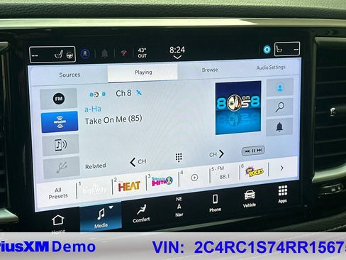 Used 2024 Chrysler Pacifica Select image 33