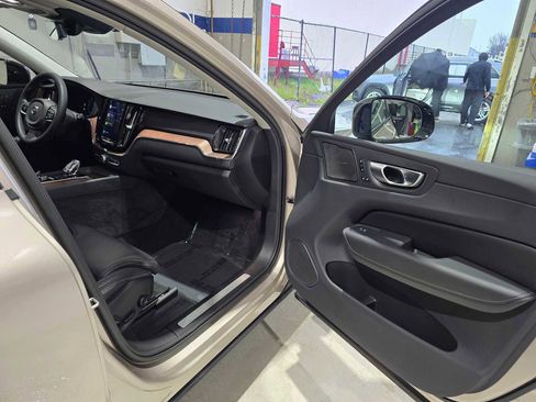 Used 2023 Volvo XC60 T8 Ultimate image 11