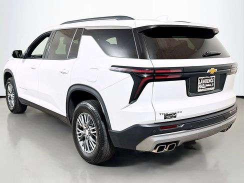 Used 2025 Chevrolet Traverse LT FWD image 6