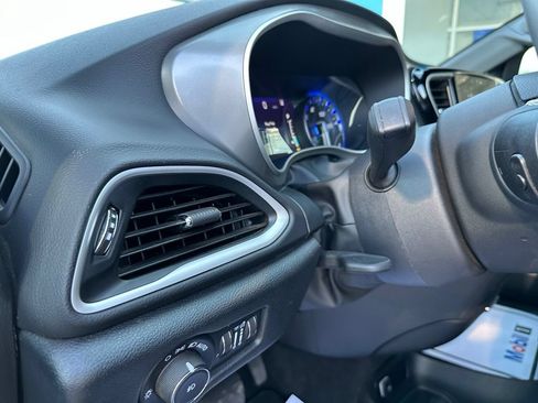 Used 2025 Chrysler Pacifica Select FWD image 35