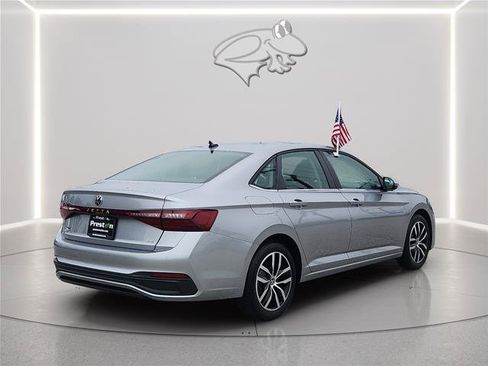 Used 2025 Volkswagen Jetta SE FWD image 4