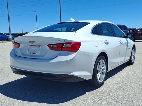 Used 2017 Chevrolet Malibu LT FWD image 2