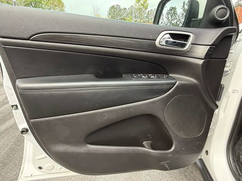 Used 2019 Jeep Grand Cherokee Laredo image 15