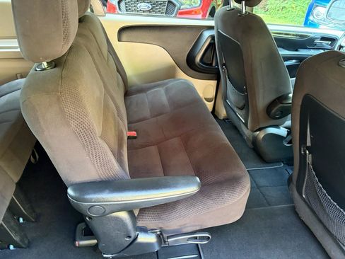 Used 2017 Dodge Grand Caravan SE w/ UConnect Hands-Free Group FWD image 14