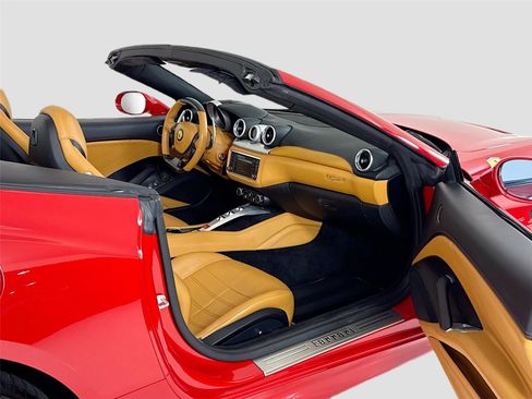 Used 2016 Ferrari California T image 31