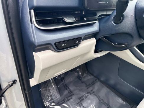 Used 2025 Kia Carnival EX FWD image 21
