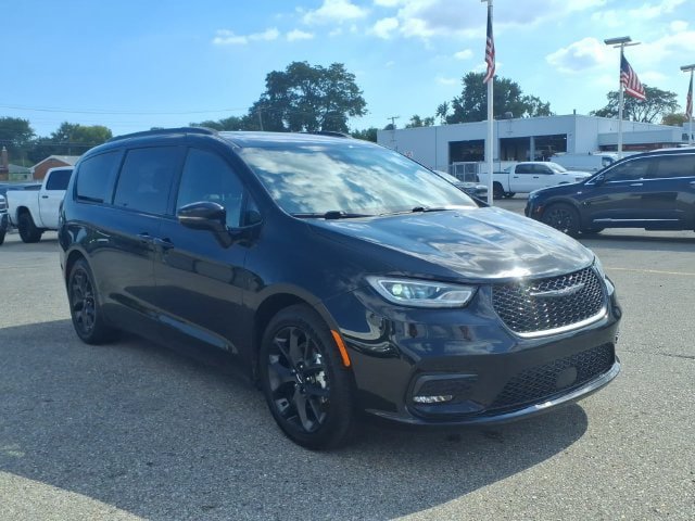 Used 2025 Chrysler Pacifica Limited FWD image 3