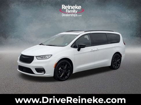 Used 2025 Chrysler Pacifica Limited image 1