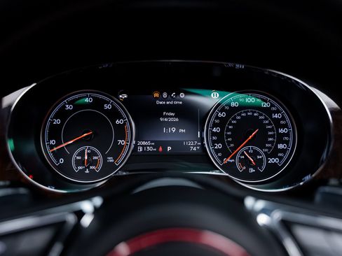 Used 2018 Bentley Bentayga AWD/4WD image 45
