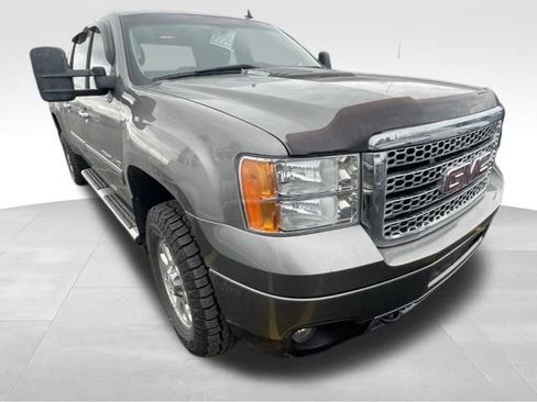 Used 2014 GMC Sierra 2500 Denali w/ Suspension Package, Off-Road image 4