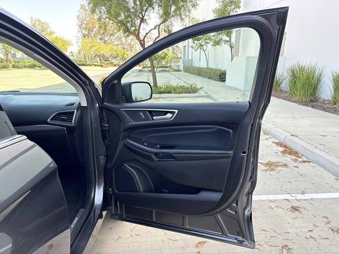 Used 2017 Ford Edge Titanium w/ Equipment Group 302A AWD/4WD image 17