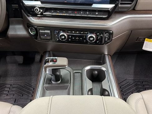 Used 2026 GMC Sierra 1500 SLT AWD/4WD image 32