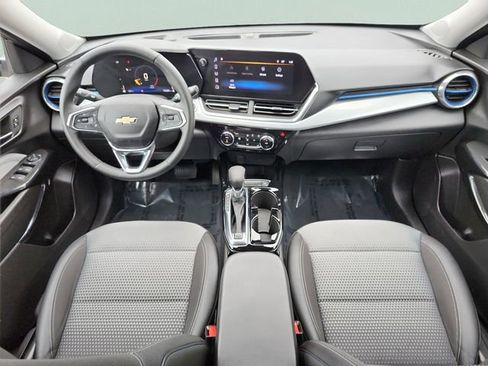 Certified 2025 Chevrolet Trax LT w/ LT Convenience Package image 33