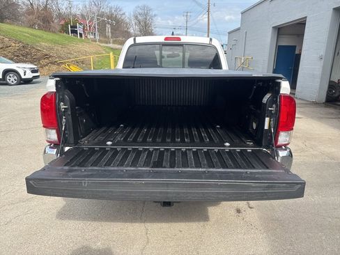 Used 2017 Toyota Tacoma TRD Off-Road w/ Tow Package image 15