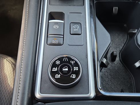 Used 2025 Nissan Pathfinder SV image 27