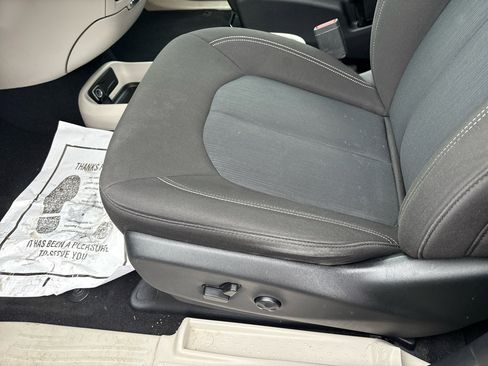 Used 2022 Chrysler Voyager LX image 7