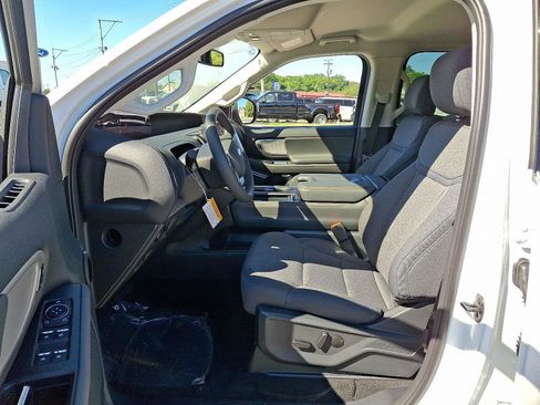 New 2025 Ford Expedition Active image 10