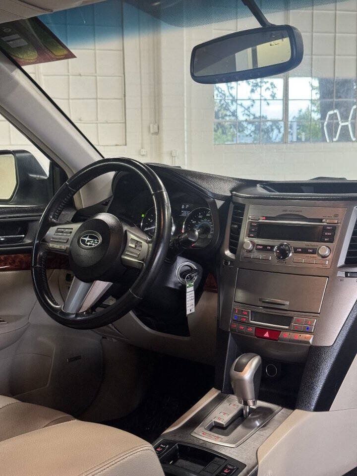 Used 2010 Subaru Outback 2.5i Limited AWD/4WD image 3