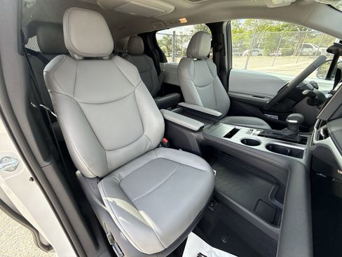 Used 2026 Toyota Sienna XLE image 27