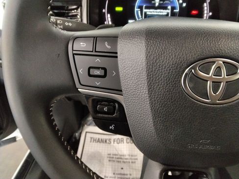 Used 2025 Toyota Camry SE image 13