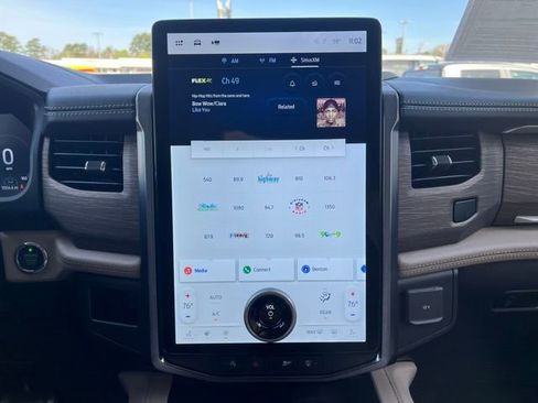 Used 2024 Ford Expedition Limited image 12