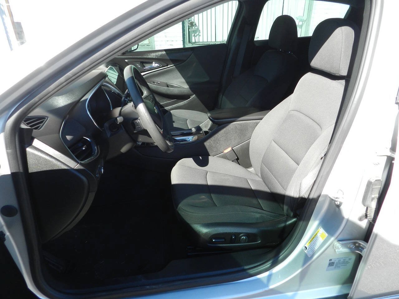 Used 2021 Chevrolet Malibu LT FWD image 2