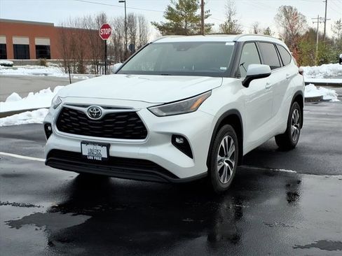 Used 2022 Toyota Highlander XLE image 2