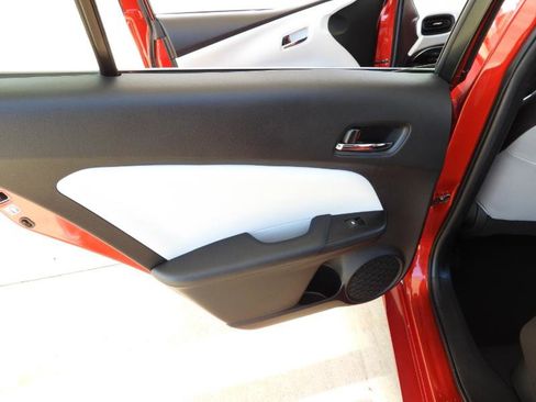 Used 2017 Toyota Prius Two image 33