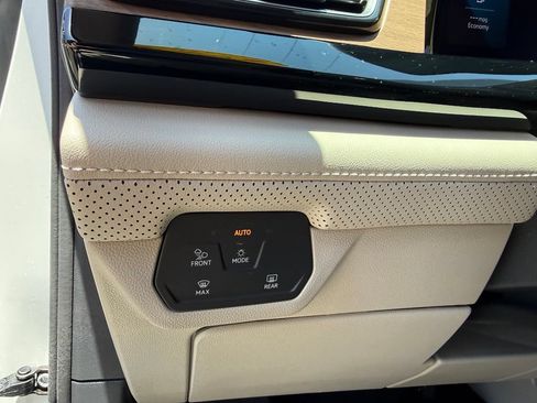 Used 2024 Volkswagen Atlas SE w/ Panoramic Sunroof Package FWD image 12