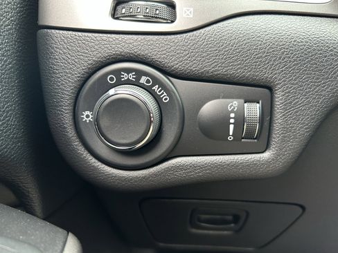 Used 2020 Jeep Cherokee Latitude w/ Cold Weather Group image 19