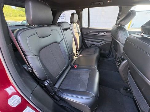 Used 2025 Jeep Grand Cherokee Altitude AWD/4WD image 29