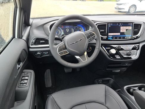 New 2026 Chrysler Voyager LX image 18