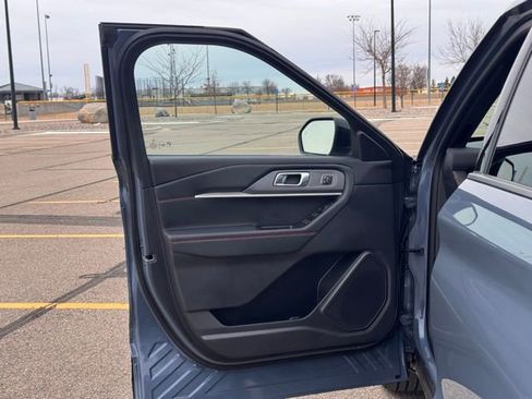 Used 2025 Ford Explorer ST-Line w/ ST-Line Street Pack image 4