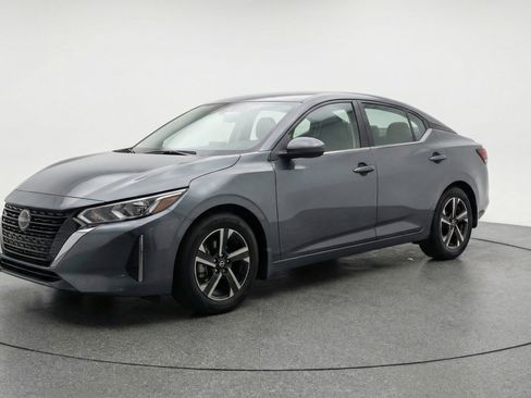 Used 2025 Nissan Sentra SV image 3