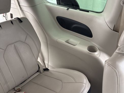 Used 2017 Chrysler Pacifica Touring-L Plus w/ Tire & Wheel Group image 42