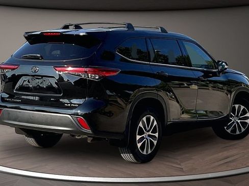 Used 2022 Toyota Highlander XLE AWD/4WD image 2