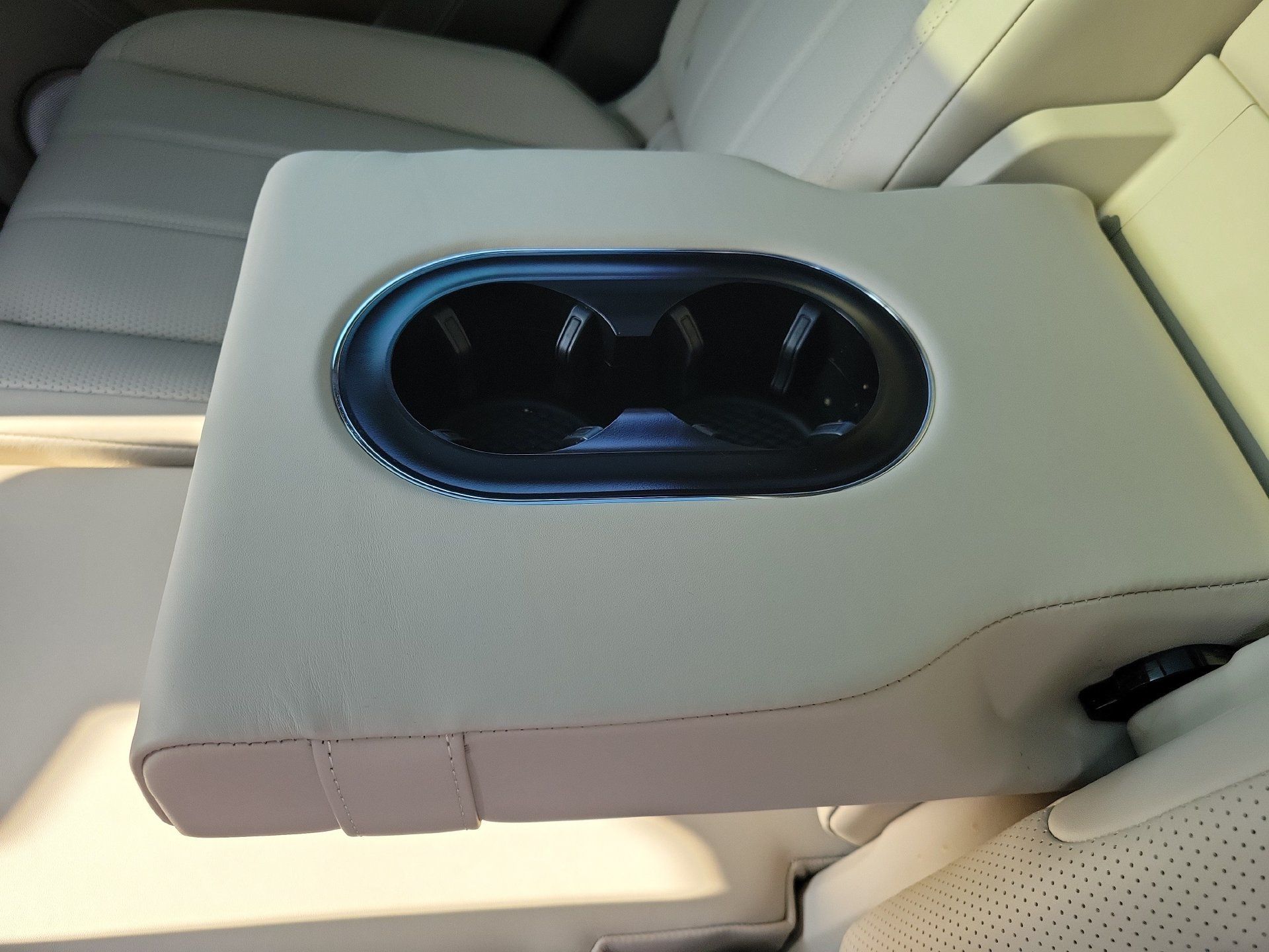 Certified 2023 Bentley Bentayga Plug-In Hybrid AWD/4WD image 22