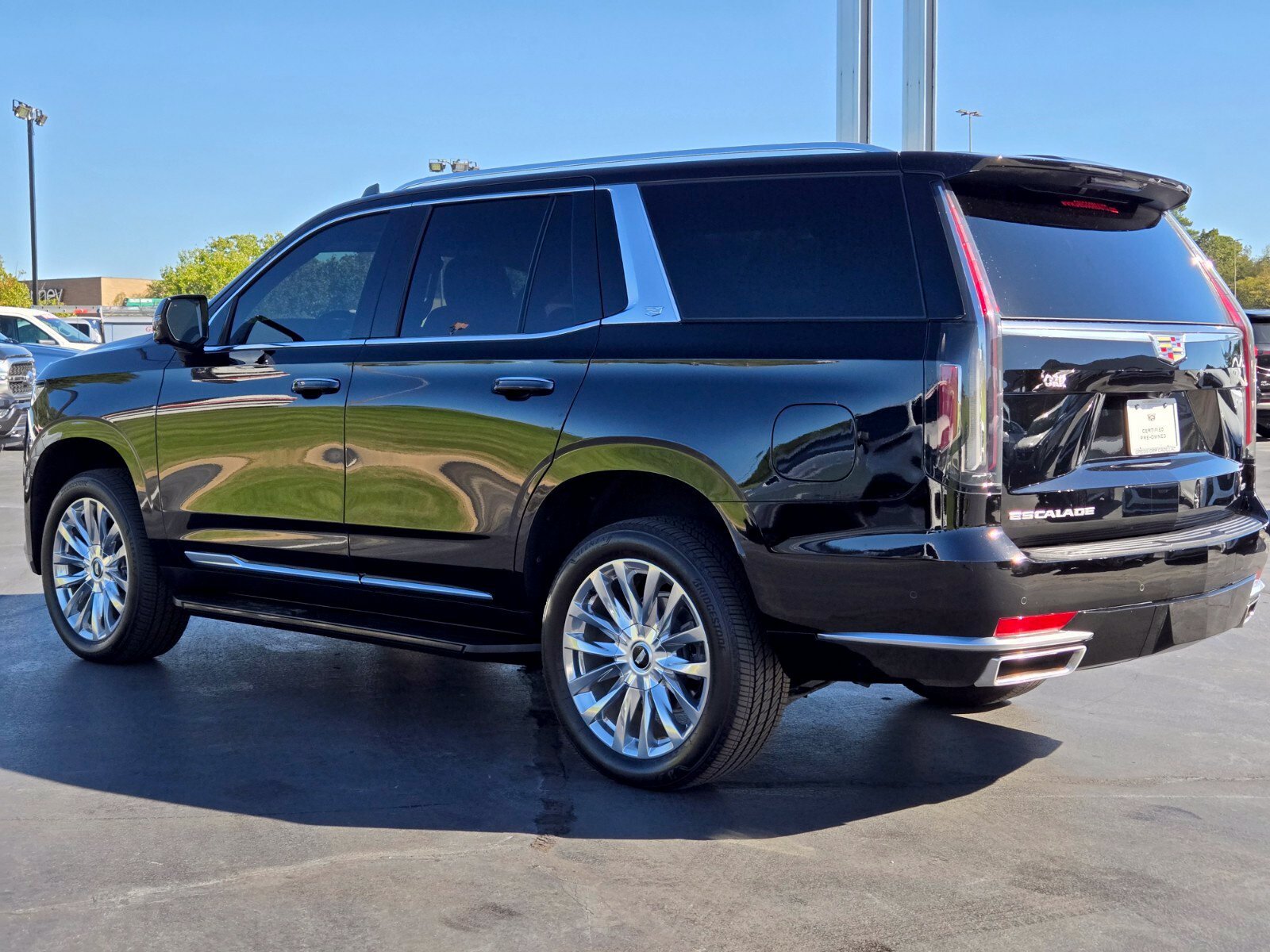 Used 2024 Cadillac Escalade Premium Luxury AWD/4WD image 3