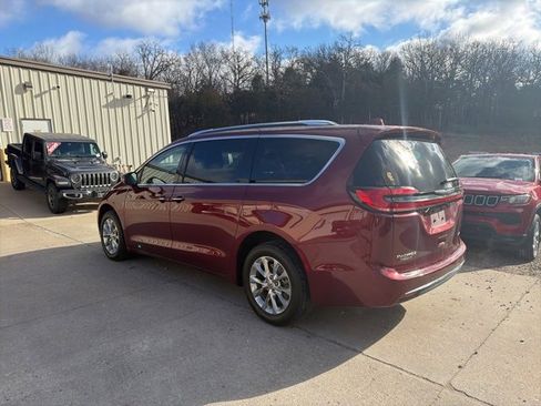 Used 2021 Chrysler Pacifica Touring-L w/ Uconnect Theater Family Group image 8