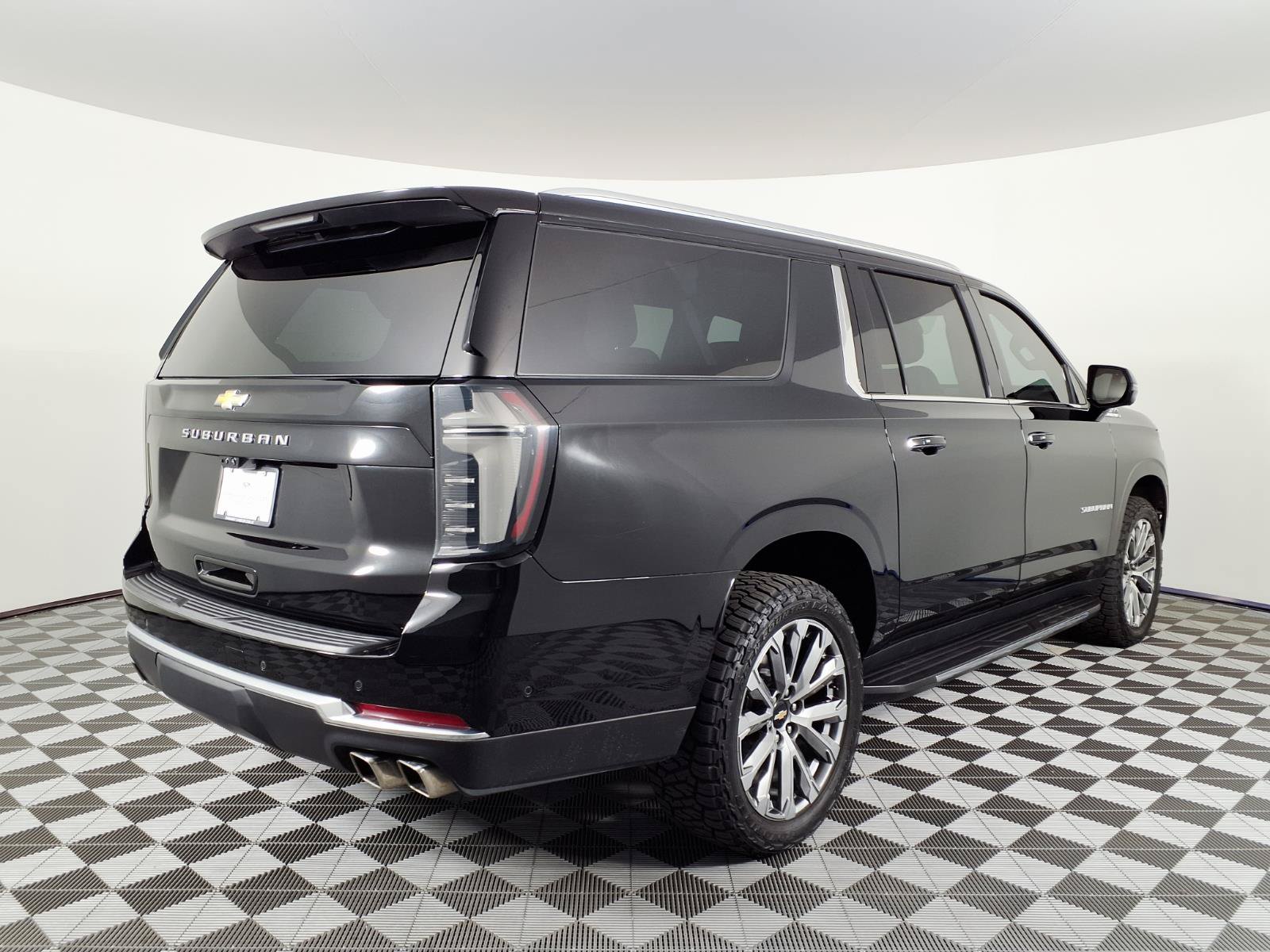 Used 2025 Chevrolet Suburban High Country AWD/4WD image 4