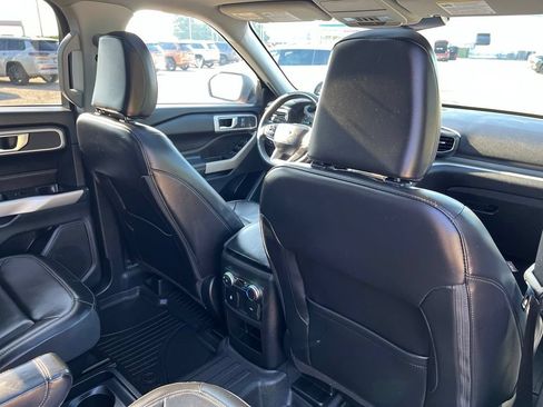 Used 2021 Ford Explorer XLT w/ Equipment Group 202A AWD/4WD image 18