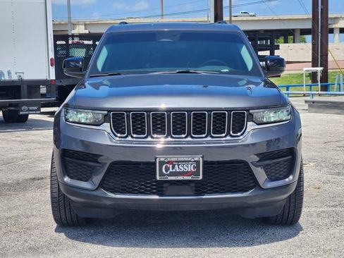 Used 2022 Jeep Grand Cherokee Laredo w/ Luxury Tech Group I AWD/4WD image 2