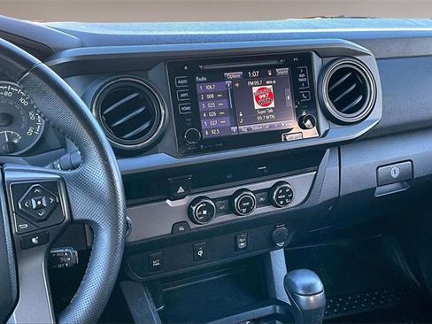 Used 2017 Toyota Tacoma TRD Sport image 9