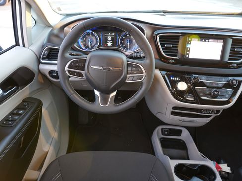 Used 2023 Chrysler Voyager LX image 22