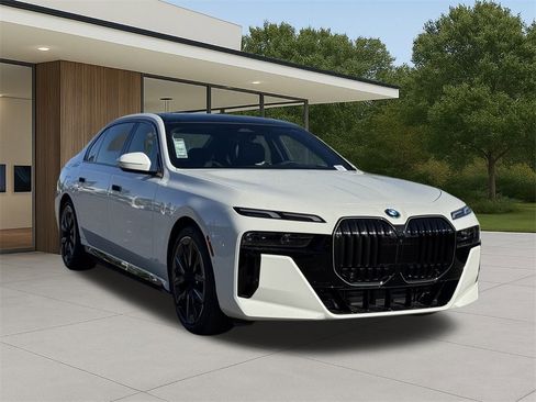 New 2026 BMW 750e xDrive w/ Premium Package image 4