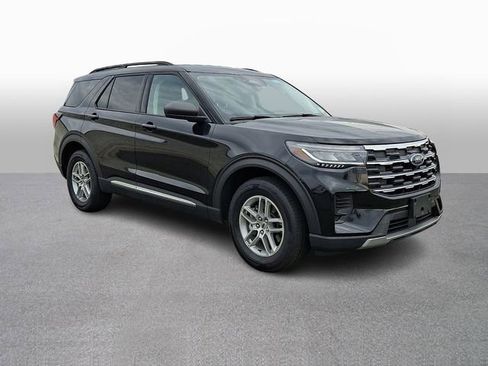 Used 2025 Ford Explorer Active AWD/4WD image 3
