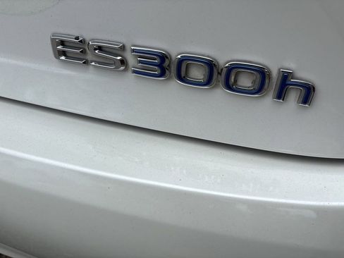 Used 2015 Lexus ES 300h w/ Navigation System Package image 30