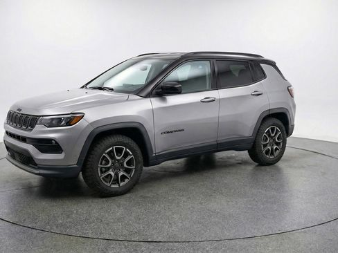 Used 2025 Jeep Compass Trailhawk AWD/4WD image 3