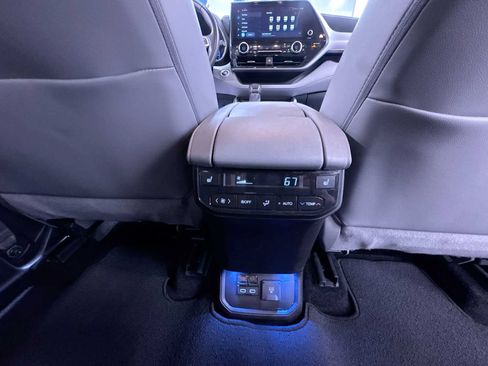 Used 2025 Toyota Highlander Platinum AWD/4WD image 37